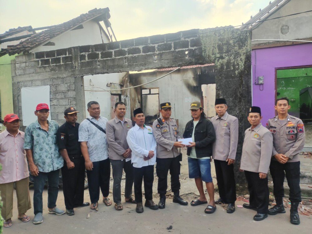 Santunan untuk Korban Kebakaran, Kapolsek Prambanan dan LDII Klaten Tunjukkan Kepedulian Sosial