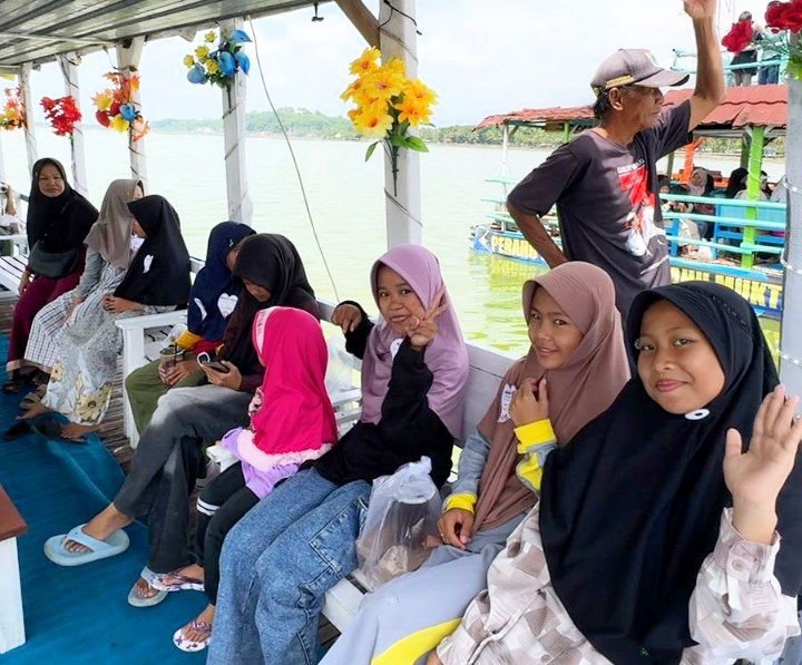 LDII Klaten Hadirkan Keceriaan Anak Yatim Lewat Perahu Hias Rawa Jombor