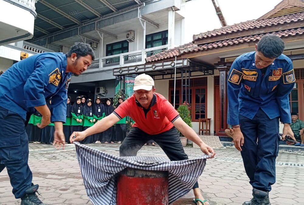 Damkar Klaten Latih Santri Ponpes An-Nur, LDII Ceper Dorong Pesantren Tangguh Bencana