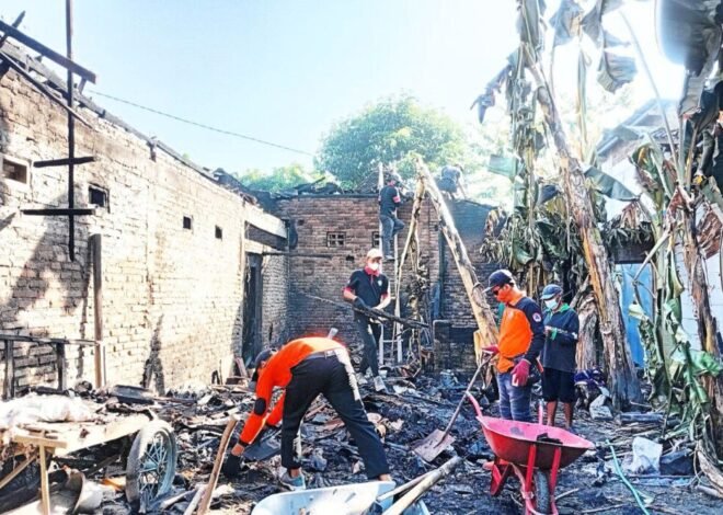 Pemuda LDII Bersama Warga Bersihkan Rumah Korban Kebakaran di Klaten