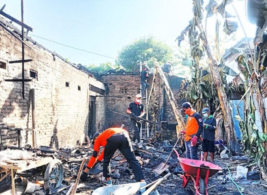 Pemuda LDII Bersama Warga Bersihkan Rumah Korban Kebakaran di Klaten