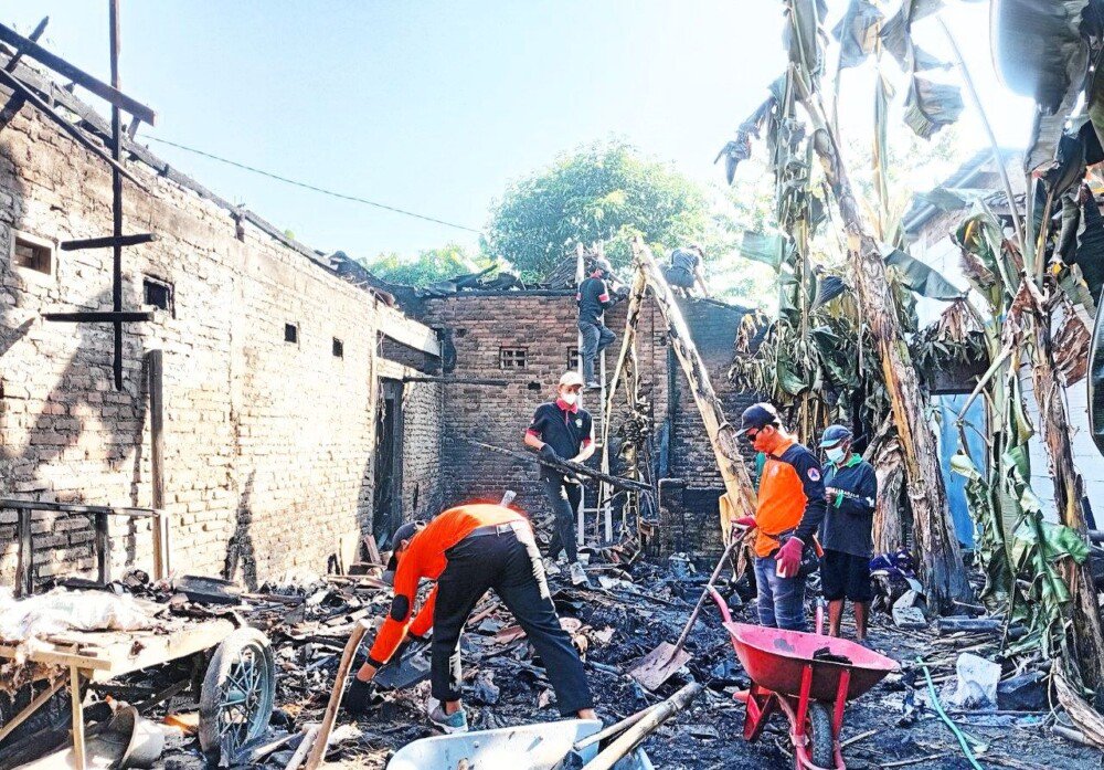 Pemuda LDII Bersama Warga Bersihkan Rumah Korban Kebakaran di Klaten